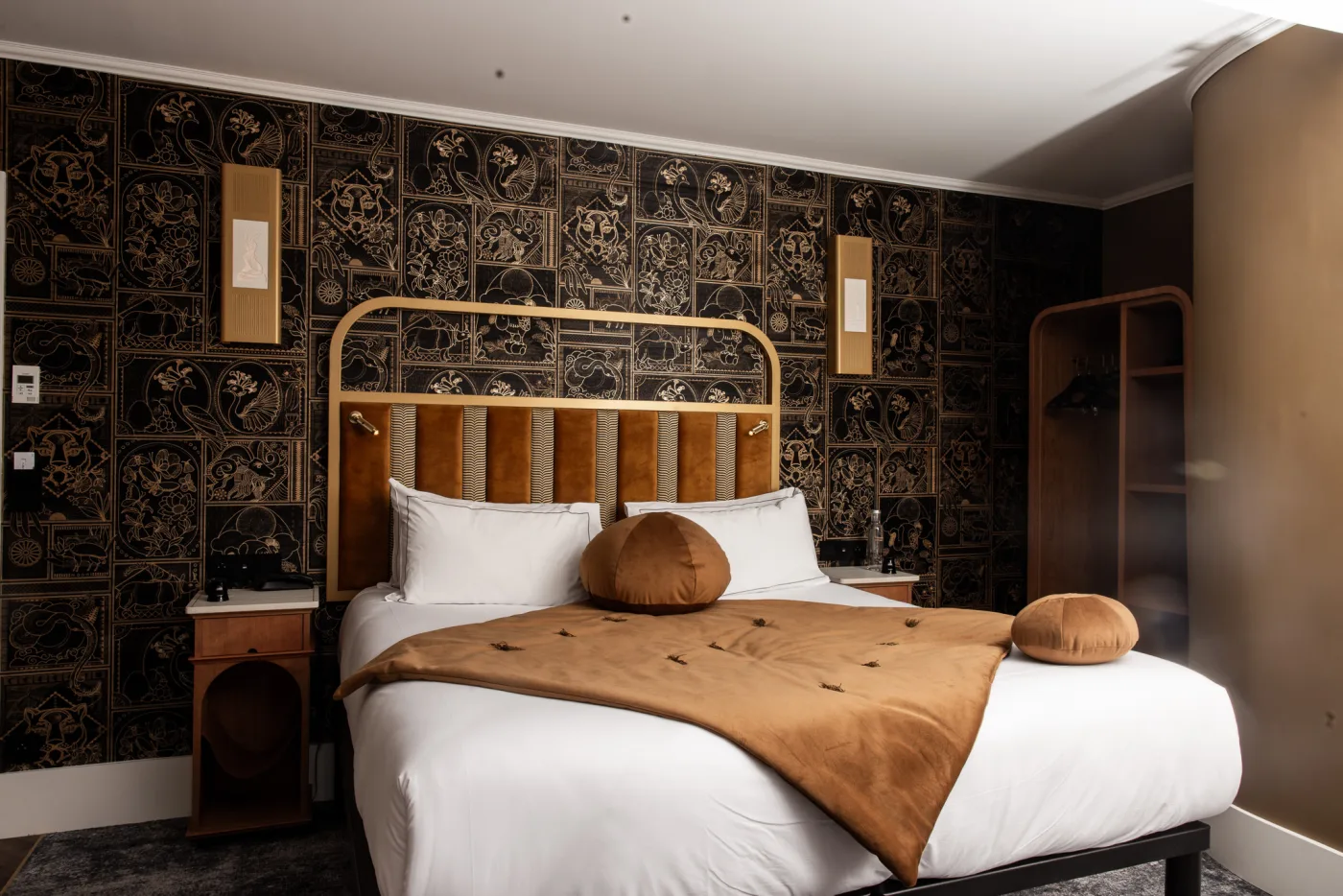 Deluxe room - king bed, amber headboard, black and gold Art Deco wallpaper, design hotel Montmartre
