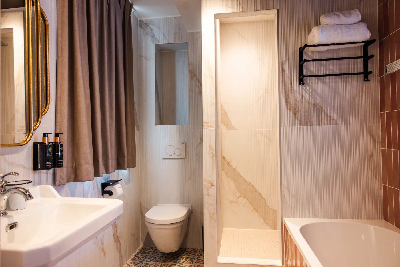 Prestige bathroom - walk-in shower, bathtub, light marble, hotel of charm Montmartre