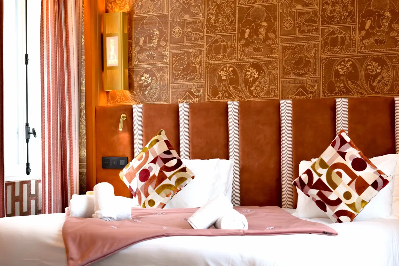 Suite Ciel de Paris hôtel Montmartre - lit king size, papier peint terracotta, suite prestige Paris