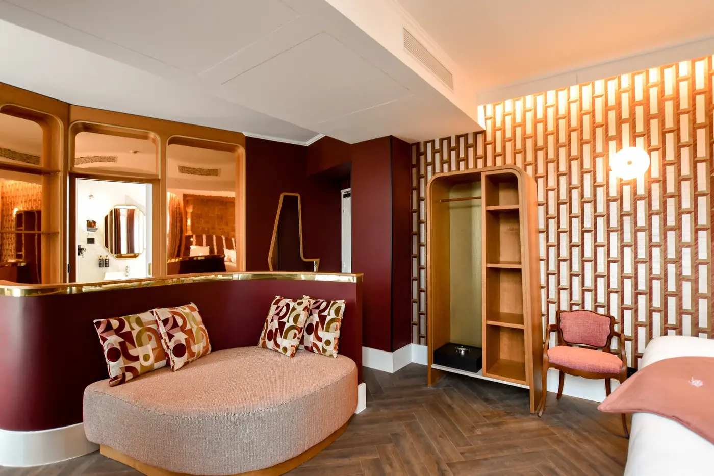 Suite Ciel de Paris - salon dressing boiseries or et bordeaux - hôtel boutique Montmartre