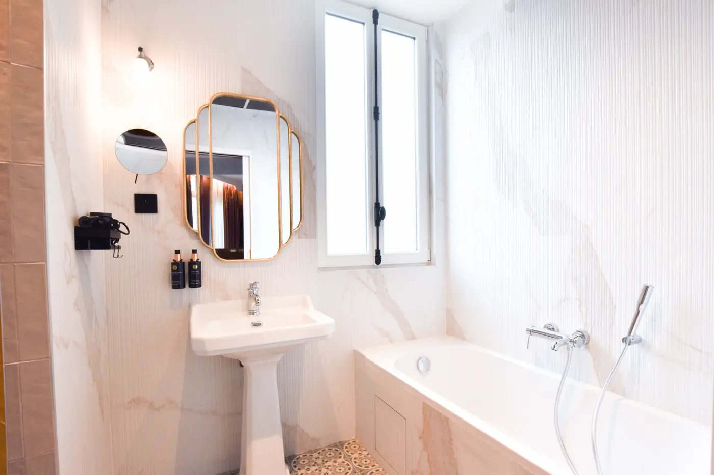 Salle de bain Suite Ciel de Paris - baignoire, miroir doré Art Déco, marbre rose, hôtel 4 étoiles