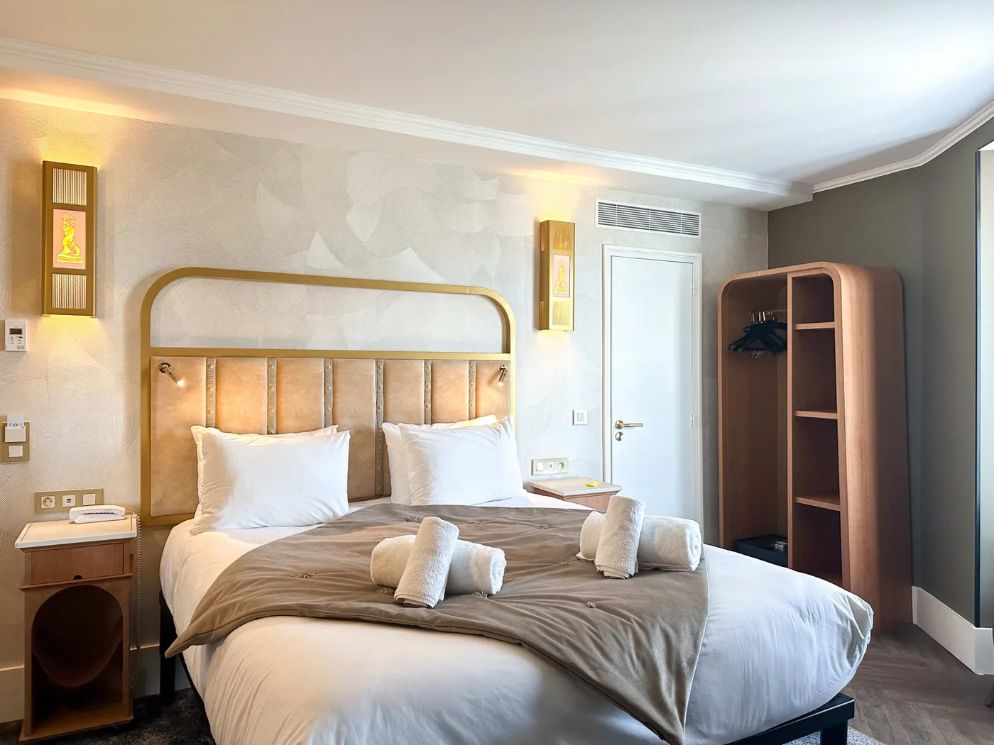 Chambre Classique hôtel charme Montmartre - lit double terracotta et or