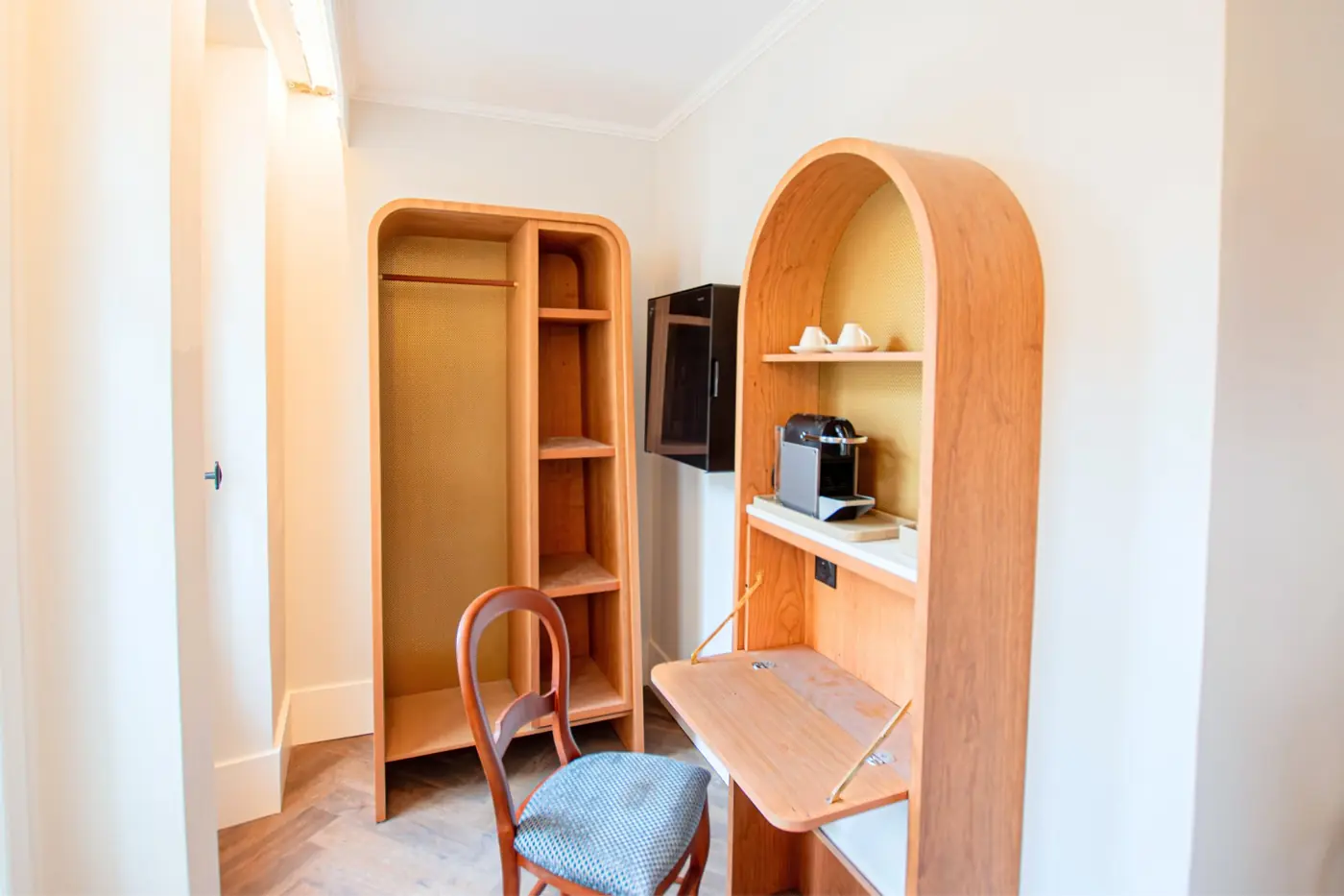 Chambre Cosy bureau et dressing - mobilier bois cintré, machine à café, armoire ouverte, hôtel Montmartre