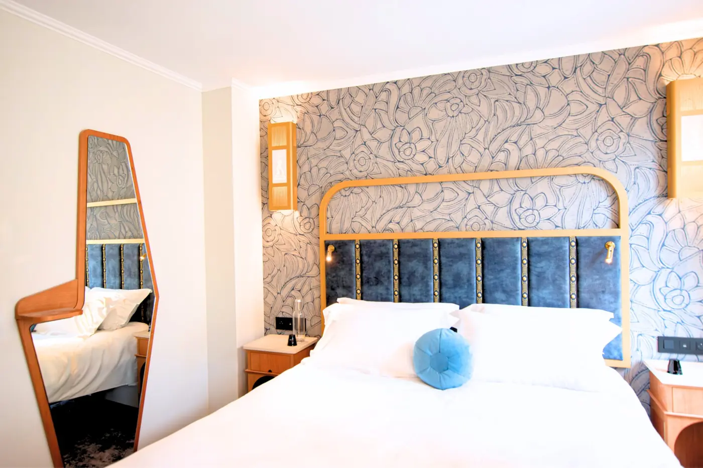 Chambre Cosy vue d'ensemble - lit bleu, miroir en pied, tête de lit velours, hôtel Paris 18e