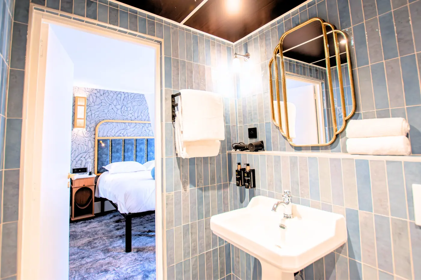 Salle de bain Cosy carrelage bleu miroir doré - expérience hôtel Paris Montmartre