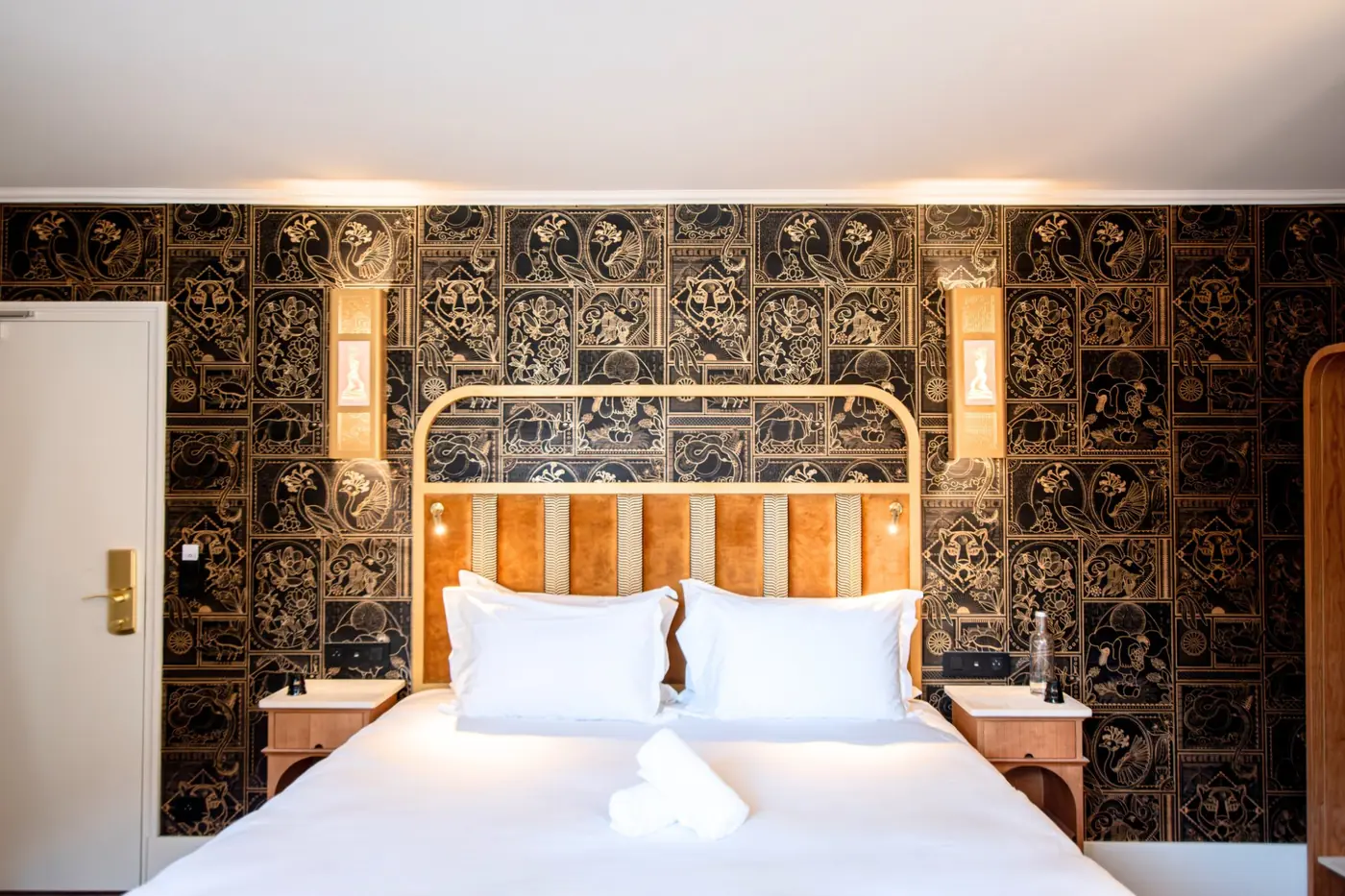 Chambre Deluxe hôtel design Montmartre - velours bleu, miroir Art Déco