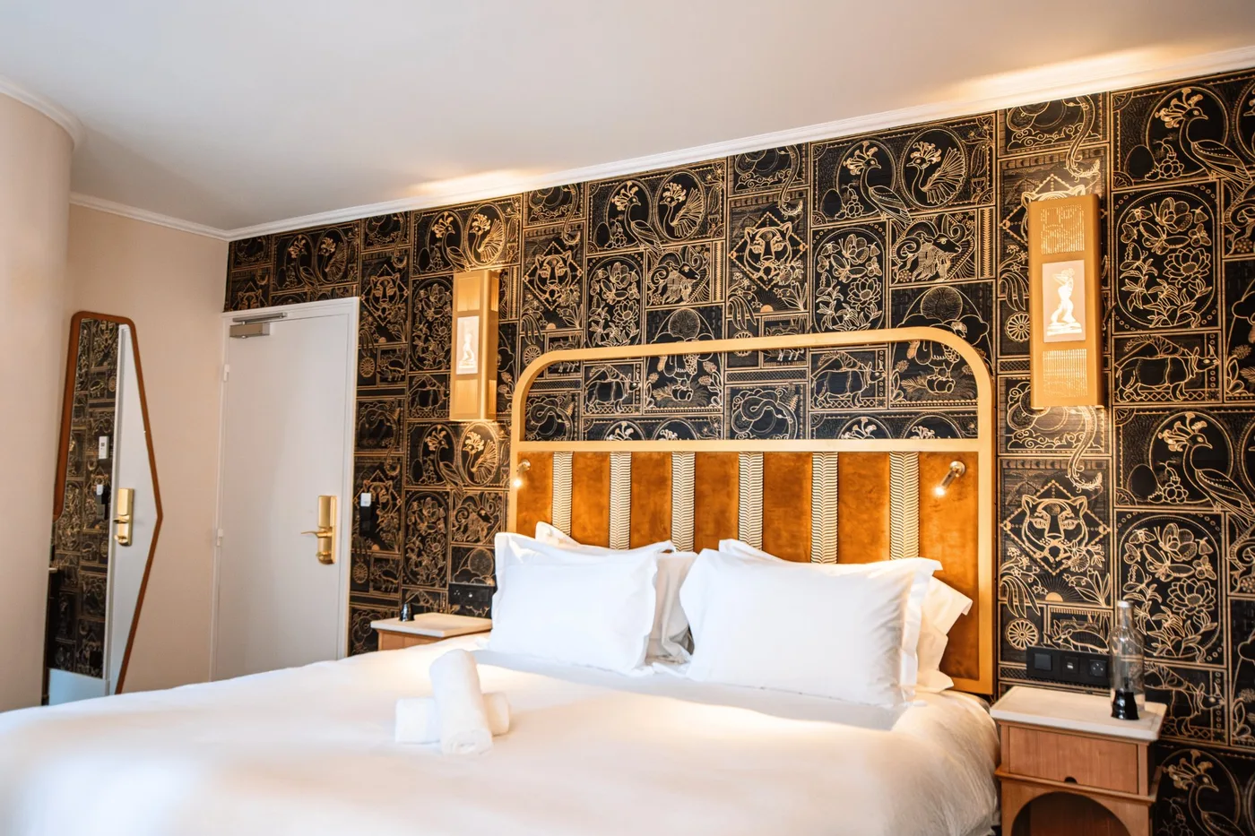 Chambre Deluxe Art Déco noir et or - hôtel 4 étoiles Montmartre