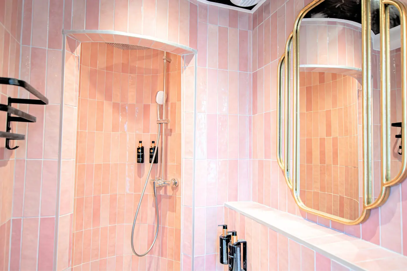 Salle de bain Deluxe - douche italienne, carrelage rose artisanal, miroir doré Art Déco