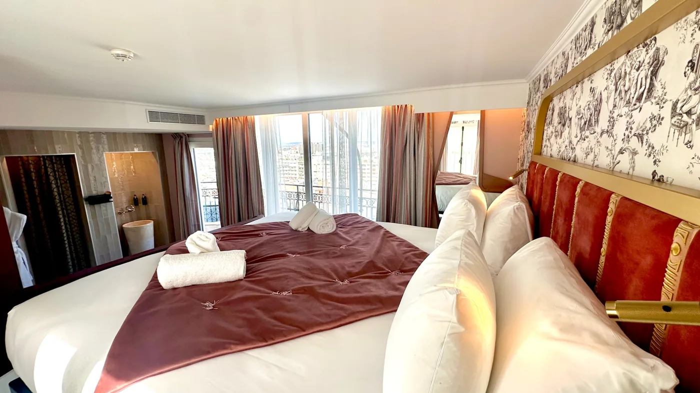 Suite Nid d'amour hôtel romantique Montmartre - lit king velours rouge, papier peint toile de Jouy, vue toits Paris