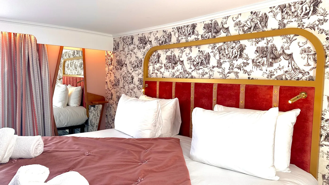 Suite Nid d'amour lit - tête de lit velours rouge et or, toile de Jouy, suite romantique Paris