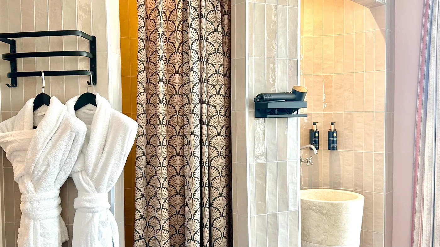 Salle de bain Suite Nid d'amour - peignoirs, rideau Art Déco, vasque pierre, produits Rituals