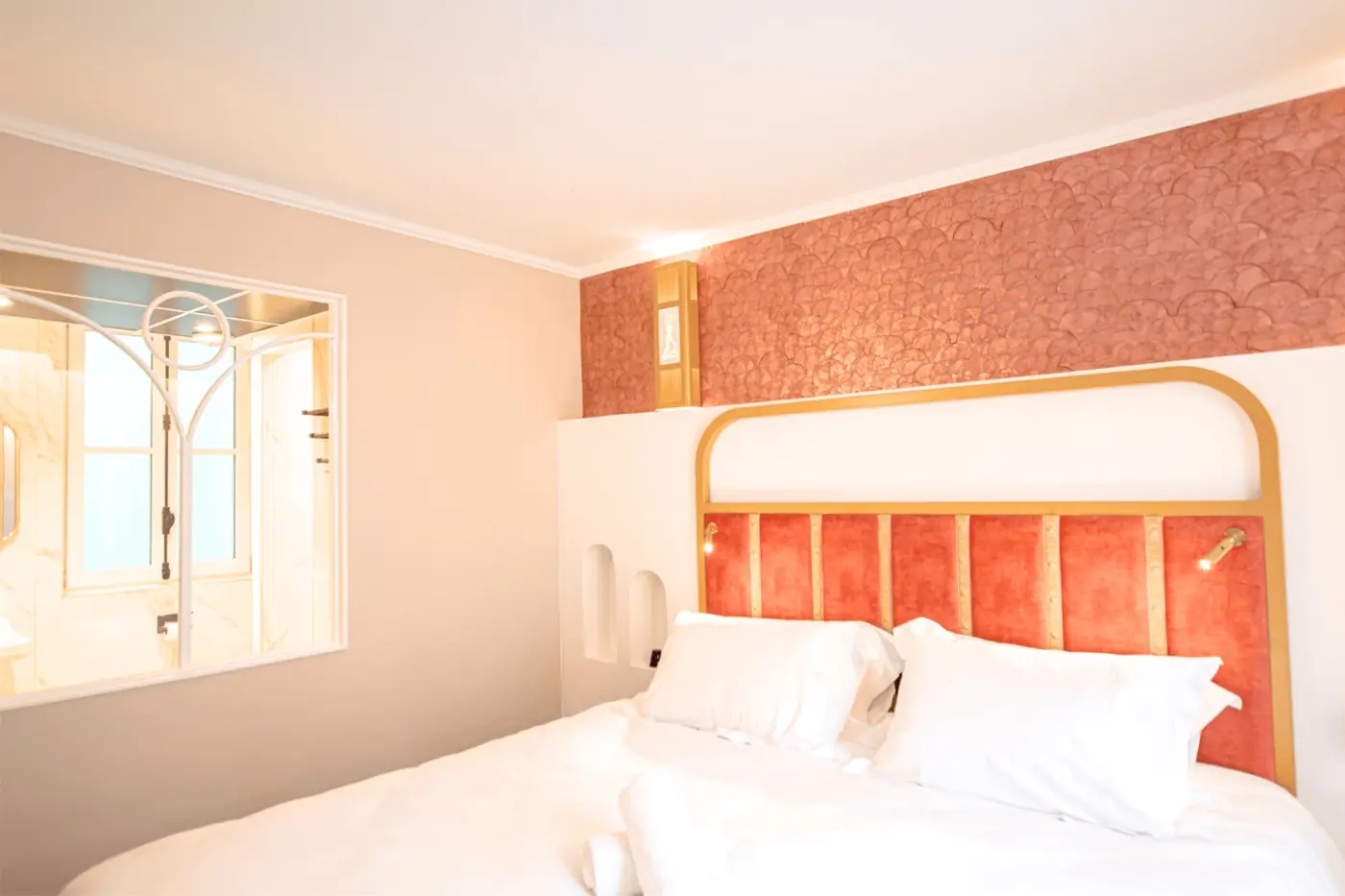 Chambre Prestige vue salle de bain - vitre intérieure Art Nouveau, velours terracotta, hôtel Paris 18e